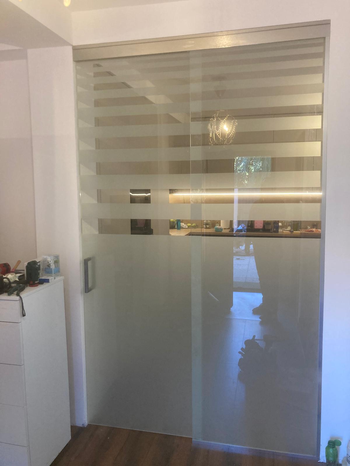 Ușă batantă sticlă